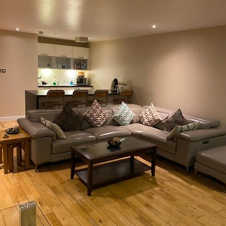 City Centre 2 Bedroom Apartment, Secure Parking. Glasgow Bagian luar foto