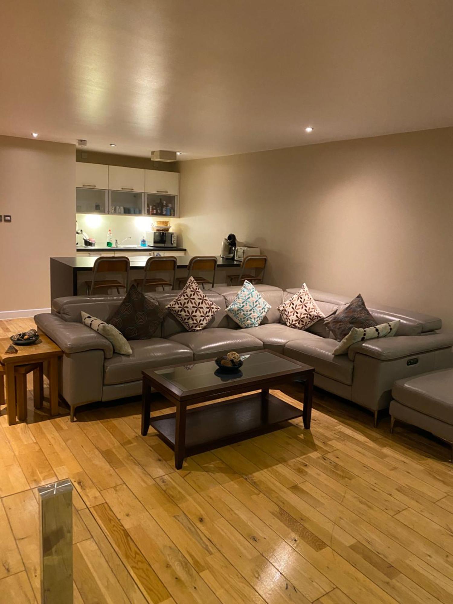 City Centre 2 Bedroom Apartment, Secure Parking. Glasgow Bagian luar foto